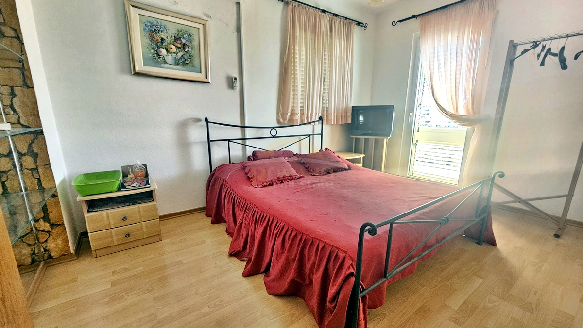 Bellissima casa dalmata a Sevid in ottima posizione con piscina e vista